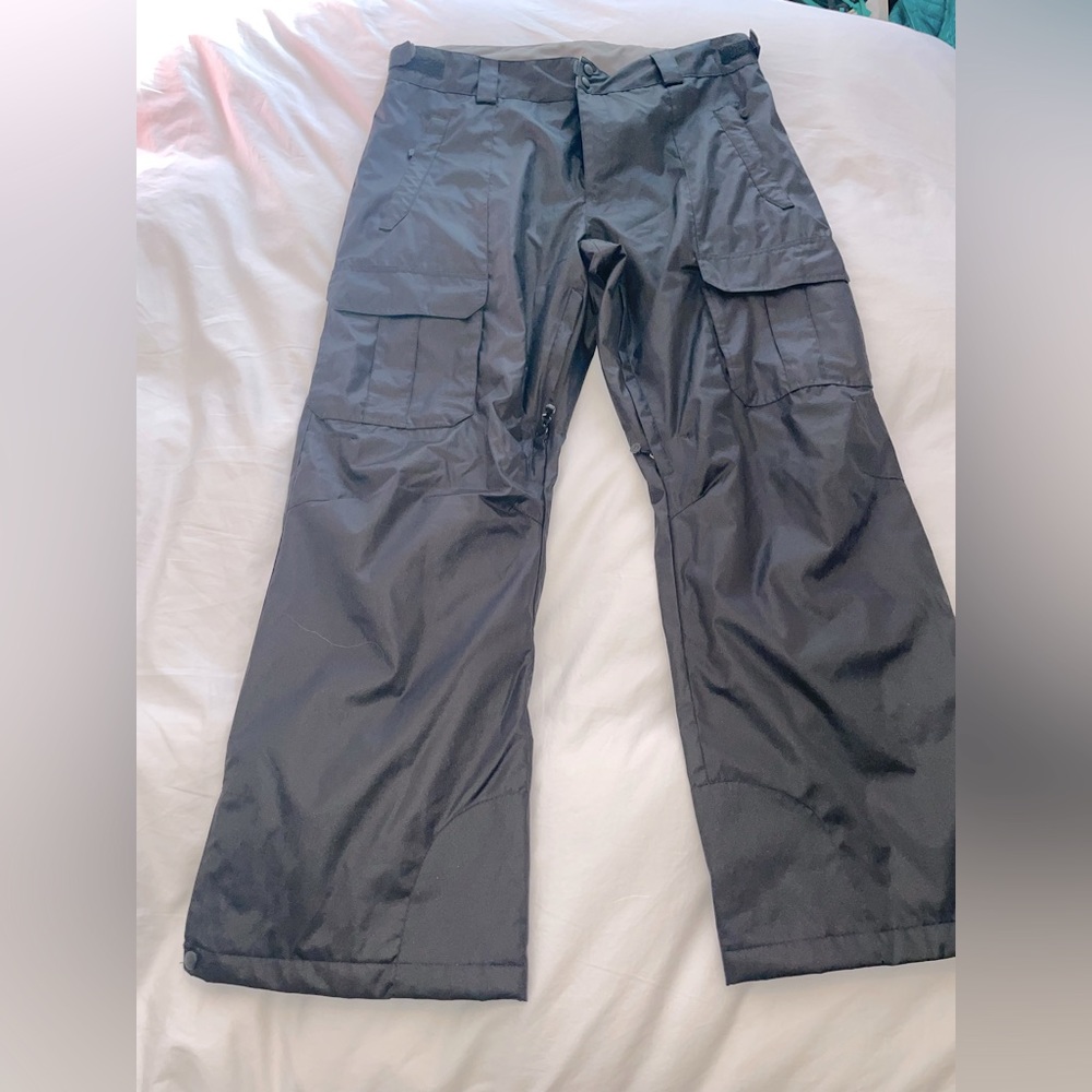 Lightly worn Gravity insulated black ski pants. Excellent condition.